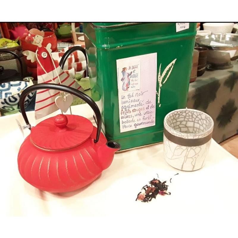 Le thé noir parfumé La belle et la baie est un thé noir de Ceylan lumineux, agrémenté de fruits rouges et de mûres, une vraie ballade en forêt Parfait pour une pause gourmande.