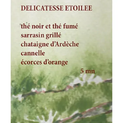 Le thé fumé Délicatesse Étoilée est un mélange de thé noir et thé fumé de Chine avec du sarrasin, morceaux de Châtaigned'Ardèche (AOP), cannelle et écorces d'orange. Recette de Nina Métayer.
