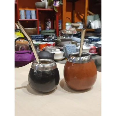 Calebasse à maté traditionnelle, origine Argentine, vendue avec sa bombilla.