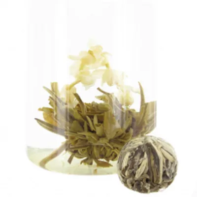 Fleur de thé nattée à la main et réalisée avec un thé vert et une corolle de fleur de jasmin. Une liqueur mate et légèrement orangée.