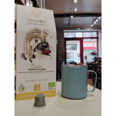 Le café OSCAR en capsules compostables Terramoka estun Pur Arabica Moka d’Ethiopie. Il est issu des hauts plateaux du Sidamo.  C’estun café de forêt cultivé en BIO. Il délivre une persistance aromatiqueexceptionnelle toute en onctuosité et notes fleuries.