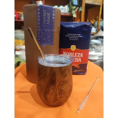 Le coffret calebasse métal, bombilla est un coffret qui réunit tous les ustensilles nécessaires à sa consommation : une calebasse métallique isotherme munie d'un couvercle, une bombilla (paille).