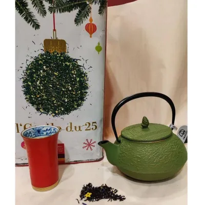 Le thénoir de Noël "L'Étoile du 25" est une véritable étoile des fêtes,alliant la douceur veloutée de la cerise à la subtilité parfumée de l'amande.