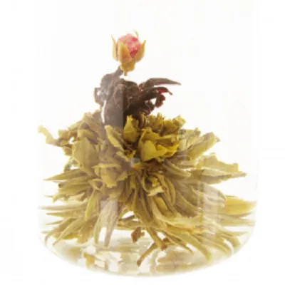 Fleur de thé nattée à la main et réalisée avec un thé blanc, oseille de guinée, rose.