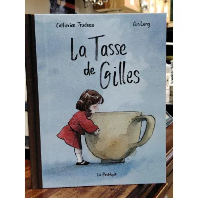 Que reste-t-il de ceux qui sont partis ? À travers l'histoire d'une tasse autrefois fabriquée par un oncle décédé et qu'elle a conservée depuis, le livre La tasse de Gilles, aborde délicatement la question du deuil. Magnifiquement illustré par Qin Leng,