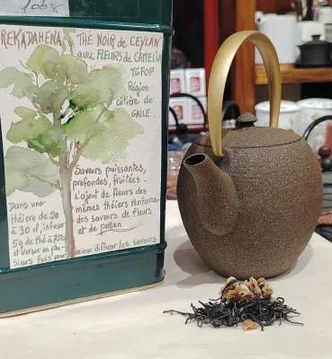 Le Thé noir de Ceylan Rekadahena Flower est un rare thé de Ceylan TGFOP, produit dans la région de Galle. Ses feuilles sont associées à des fleurs de Camellia sinensis récoltées dans la même plantation. Puissant et fruité, il développe une remarquable