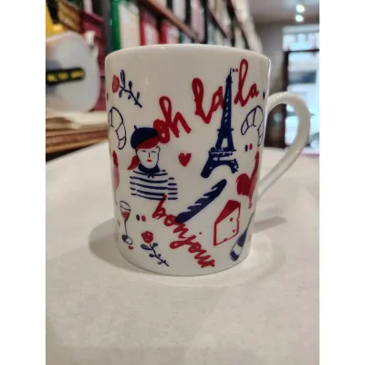 Découvrez le Mug In France: Frenchies, une pièce unique en porcelaine française de 30cl. Avec son design distinctif aux couleurs bleu marine et rouge, ce mug est décoré à la main dans l'atelier en Occitanie. Résistant et pratique, il passe au micro-ondes