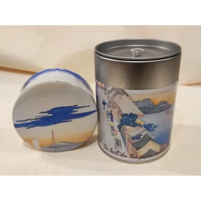 Boîte à thé recouverte d’une protection d’aspect laqué lavable et résistante aux rayures munies d’un double couvercle afin d’optimiser la conservation des thés.Aquarelle Annie Pouillet d'après "Les Cinquante trois relais du Tôkaïdo"Contenance de 100 à