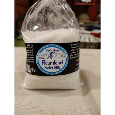 La Fleur de Sel est récoltée à la surface de l’eau dans les aires saunantes et est composée de cristaux très fins