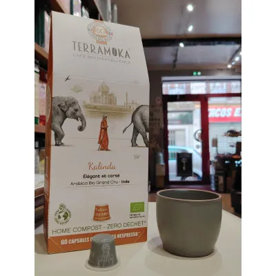 Le café bio en capsules de café bio compostables Terramoka Kalinda, est un café 100% Arabica d'Inde. C'est un café faible en acidité, corsé, avec des notes de poivre, et au goût intense de chocolat et de caramel.