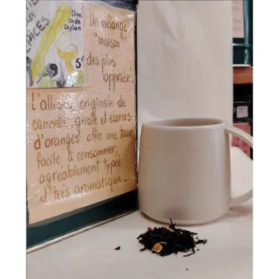Un mélange "maison" des plus appréciés. L'alliance originale de cannelle, de girofle et d'écorces d'oranges offre une tasse facile à consommer, agréablement typée et très aromatique.