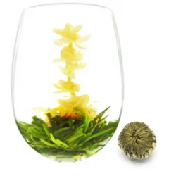 Fleur de thé nattée à la main, réalisée avec un thé blanc, fleur de jasmin et fleur de souci.