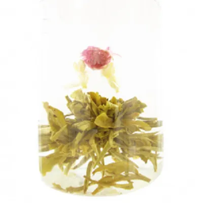 Fleur de thé nattée à la main et réalisée avec un thé blanc, fleur d'amarante, fleur de jasmin, arôme naturel de fraise.