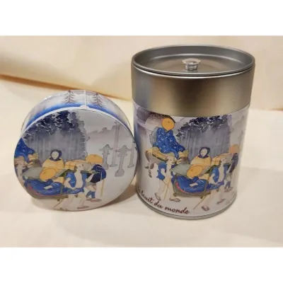 Boîte à thé recouverte d’une protection d’aspect laqué lavable et résistante aux rayures munies d’un double couvercle afin d’optimiser la conservation des thés.Aquarelle Annie Pouillet d'après "Les Cinquante trois relais du Tôkaïdo"Contenance de 100 à