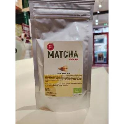 Thé vert Matcha Premium de la région de Kyoto : poudre fine, goût crémeux et umami intense. Un matcha bio d’excellence, broyé à la pierre pour une dégustation raffinée.