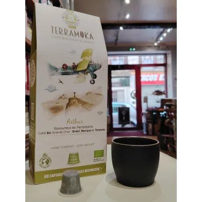 Arthur : capsules de café bio compostable Terramoka, boîte de 60 capsules. Le café Arthur est un fin assemblage composé de 80% d'Arabica et 20% de Robusta. Il est savoureux et persistant. 