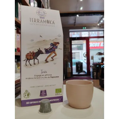 Le café bio en capsule compostable Terramoka Inès est un100% Arabica récolté dans les montagnesde Papouasie.Il délivre une attaque en bouche franche, légèrement salée et mêmeacidulée. Boîte de 15 capsules compatibles Nespresso®