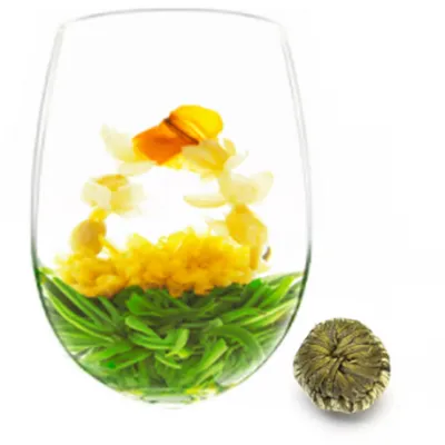 Fleur de thé nattée à la main, réalisée avec un thé blanc, fleur de chrysanthème, fleur de jasmin et fleur de lys.