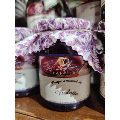 Cette gelée artisanale de violettes Papy Jam parfumera avec délicatesse vos yaourts, et vos tartines de bon pain frais.