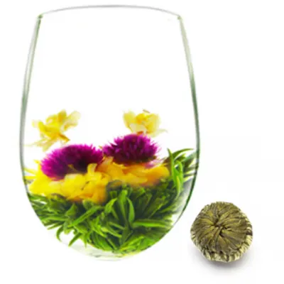 Fleur de thé nattée à la main, réalisée avec un thé blanc, fleur d'amarante, fleur de jasmin et fleur de souci.