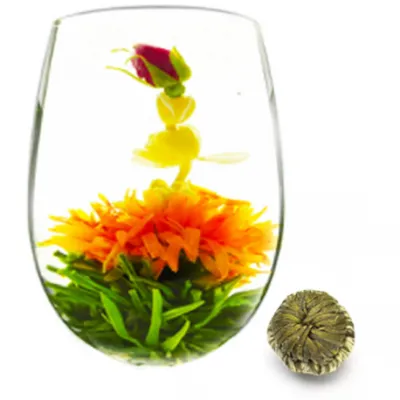 Fleur de thé nattée à la main, réalisée avec un thé blanc, fleur d'amarante, fleur de jasmin et fleur de souci.