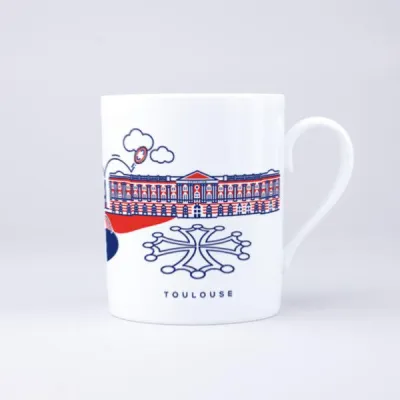 Découvrez le Mug In France :Toulouse, une pièce unique en porcelaine française.Décoré à la main dans l' atelier en Occitanie, ce mug de 30 cl allie élégance et fonctionnalité. Résistant aux micro-ondes et au lave-vaisselle, il est parfait pour vos moments