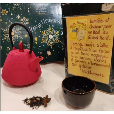Le thé noir de Noël Noël Boréal est un thé qui allie lumière et chaleur. Il offre une tasse magique ou l'orange amère se mélange à l'impétuosité des épices.