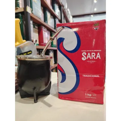 La Yerba Maté Sara Roja : Sara Tradicional, première yerba maté lancée en Uruguay en 1918, offre un goût intense et ameravec mousse abondante et persistante. Un maté corsé pour les amateurs decaractère.