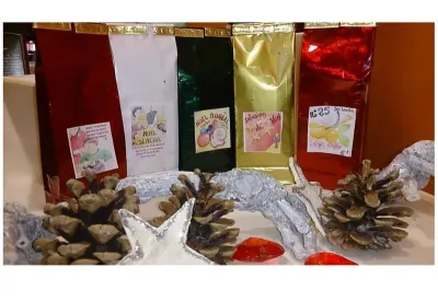Voici un assortiment de cinq (5) thés de Noël comprenant thé vert de Noël, thé noir de Noël et infusion de Noël.